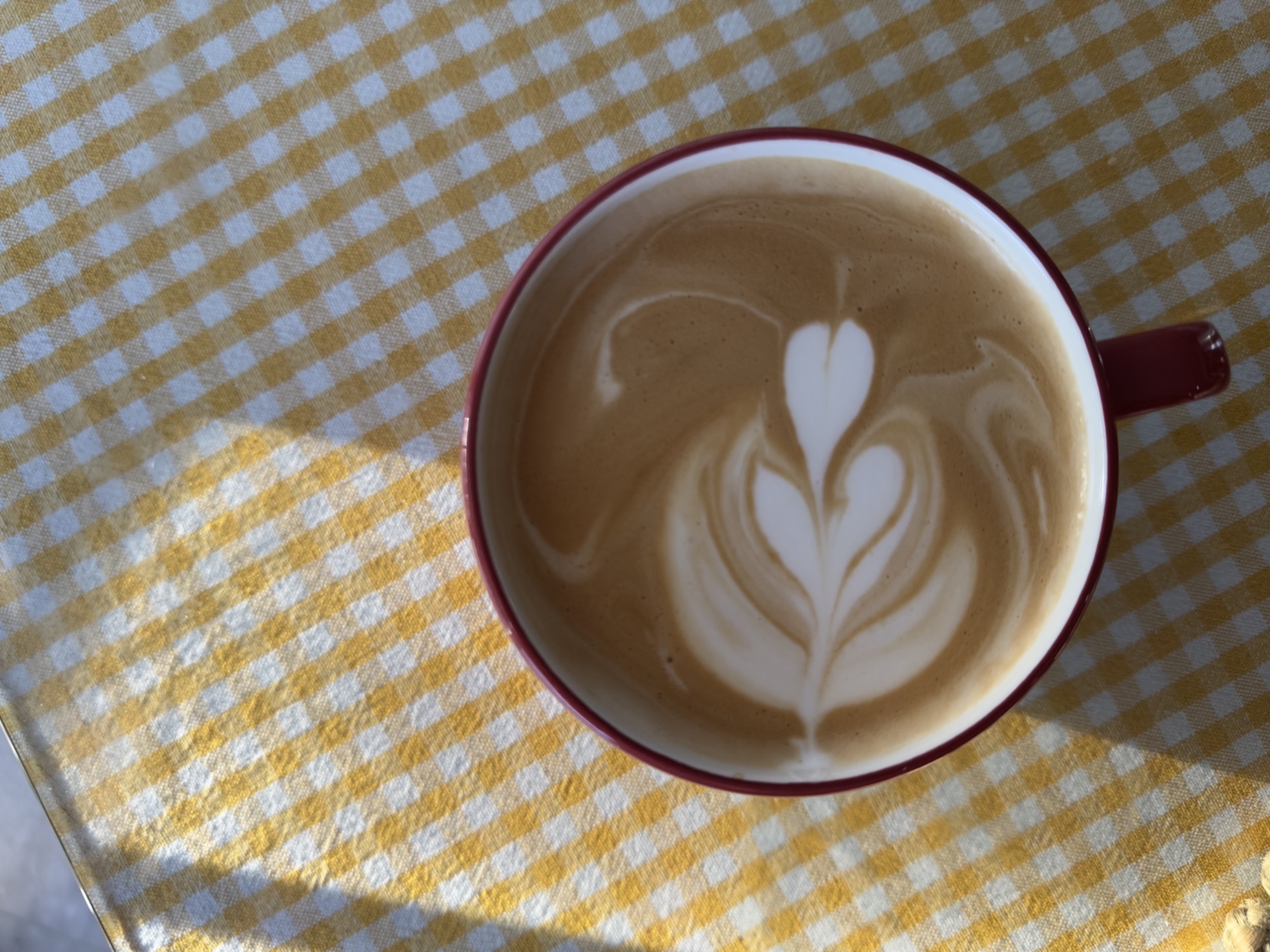 Latte art pour